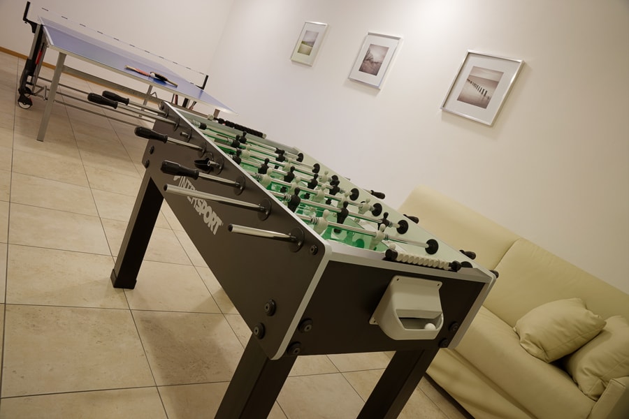 Tischfu&szlig;ball im Gruppenraum der Residence Daniela